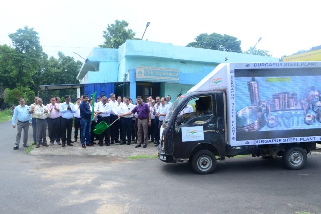 दुर्गापुर स्टील टाउनशिप के पास एमएसवी क्षेत्रों के माध्यम से चलती प्रदर्शनी / झांकी
