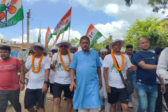पांडेश्वर से 13 तृणमूल समर्थक पैदल निकले कोलकाता 