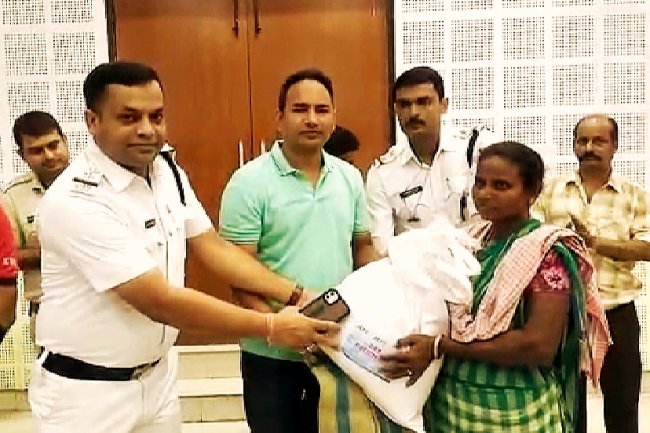 आसनसोल के नार्थ थाना पुलिस द्वारा जरूरतमंद लोगों को सहयोग 