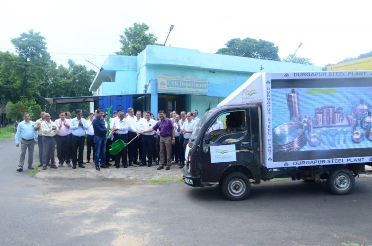 दुर्गापुर स्टील टाउनशिप के पास एमएसवी क्षेत्रों के माध्यम से चलती प्रदर्शनी / झांकी