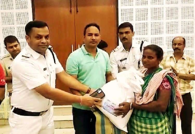 आसनसोल के नार्थ थाना पुलिस द्वारा जरूरतमंद लोगों को सहयोग 