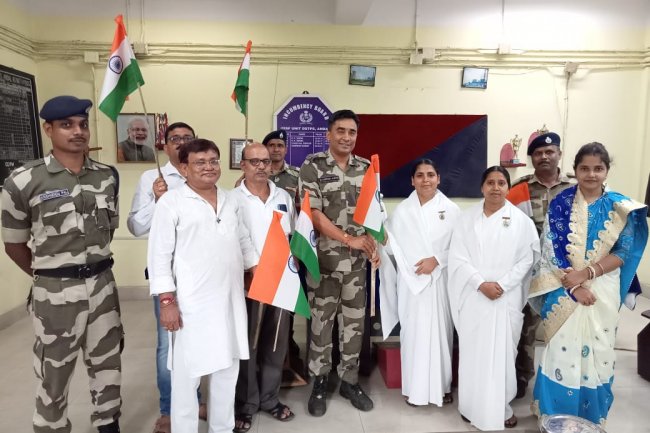 सीआईएसएफ परिवार के सदस्यों द्वारा तिरंगा वितरण एवं हर घर तिरंगा अभियान निरंतर जारी 