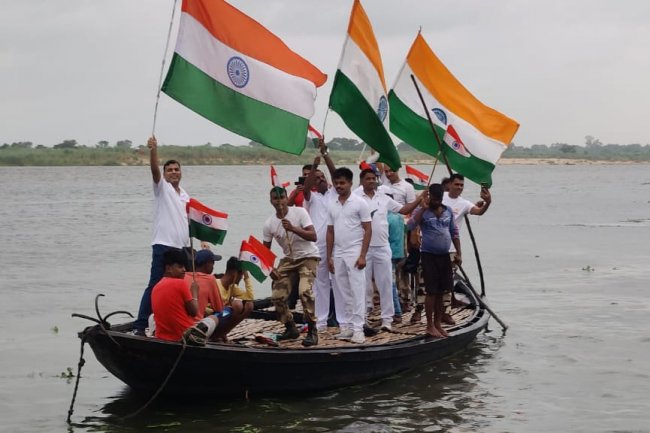 सीआईएसएफ के जवानों द्वारा तिरंगा वितरण एवं जागरूकता अभियान