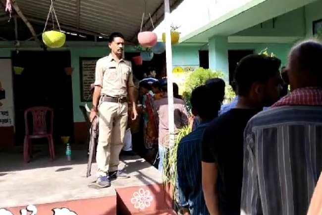 उप चुनाव में वार्ड के महिला पुरुषों ने किया शांतिपूर्ण मतदान