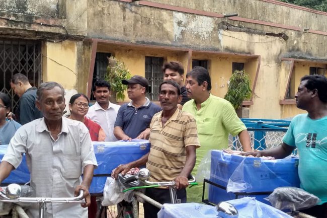 विधायक द्वारा मछुआरों को साइकिल और इंसुलेटेड बॉक्स सौंपे गए