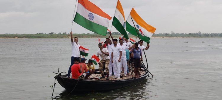 सीआईएसएफ के जवानों द्वारा तिरंगा वितरण एवं जागरूकता अभियान