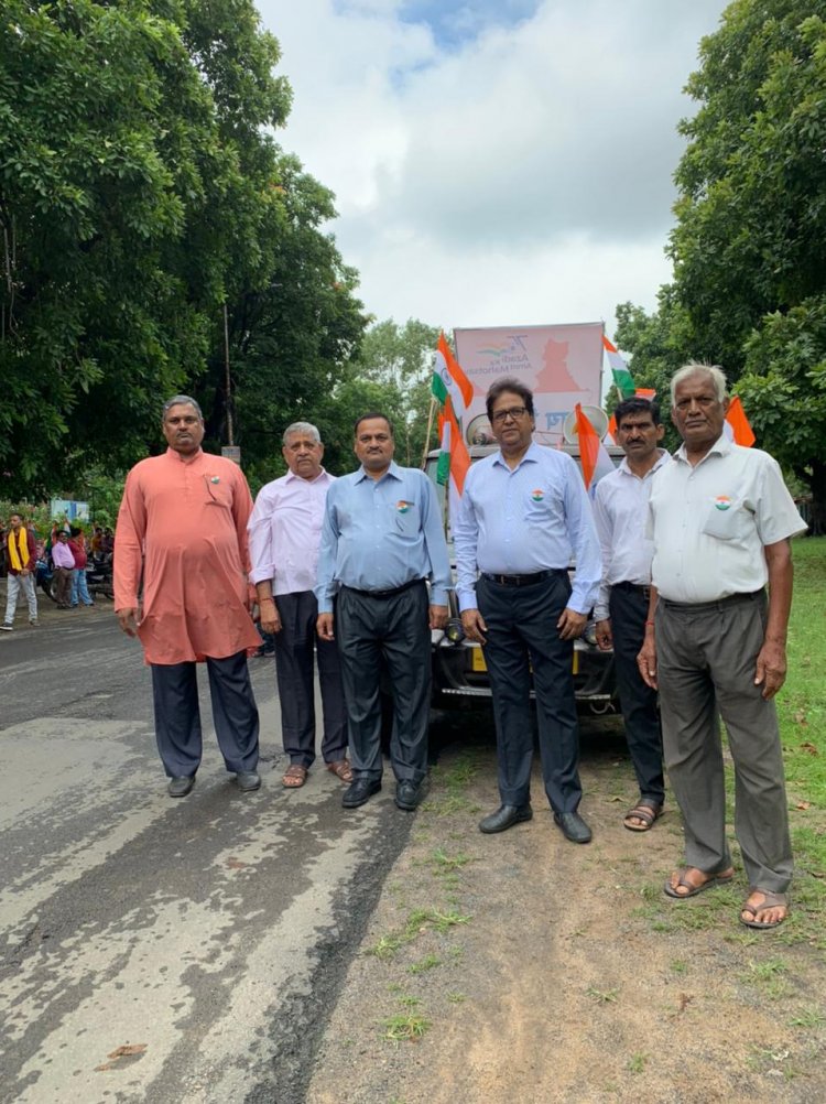 परिषद द्वारा झंडारोहण किया गया