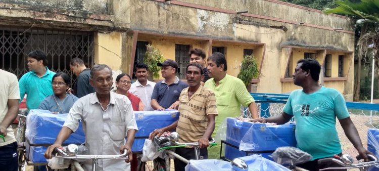 विधायक द्वारा मछुआरों को साइकिल और इंसुलेटेड बॉक्स सौंपे गए