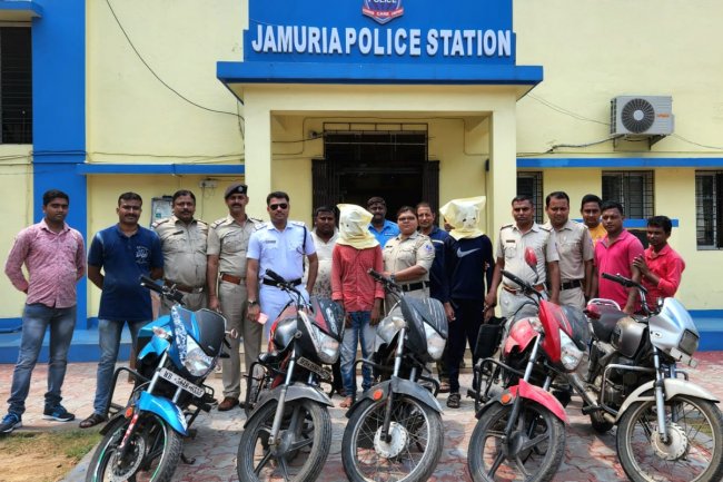 जमुड़िया थाना पुलिस ने बाइक के साथ बाइक चोर को पकड़ा 