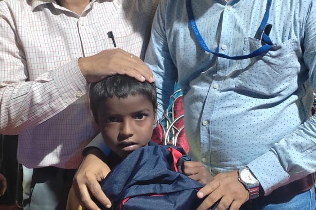 सीएसआर कार्यक्रम के तहत डीएसटीपीएस द्वारा कमजोर बच्चों को स्कूल बैग वितरित किये गये 