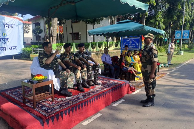 बीएसएफ की मोटर साइकिल रैली को ग्रुप केन्द्र दुर्गापुर के पुलिस उप महानिरीक्षक द्वारा हरी झंडी दिखाकर आगे की यात्रा के लिए रवाना किया गया