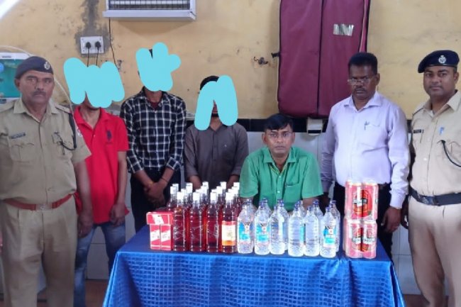 आरपीएफ की मुस्तैदी से शराब तस्कर गिरफ्तार