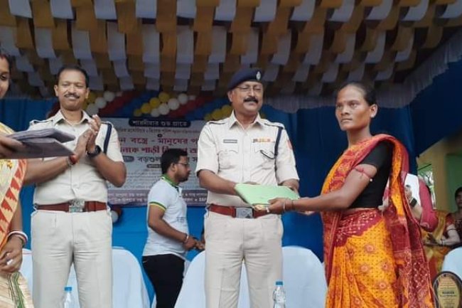 वस्त्र वितरण के साथ बीमा प्रमाण पत्र प्रदान किया गया