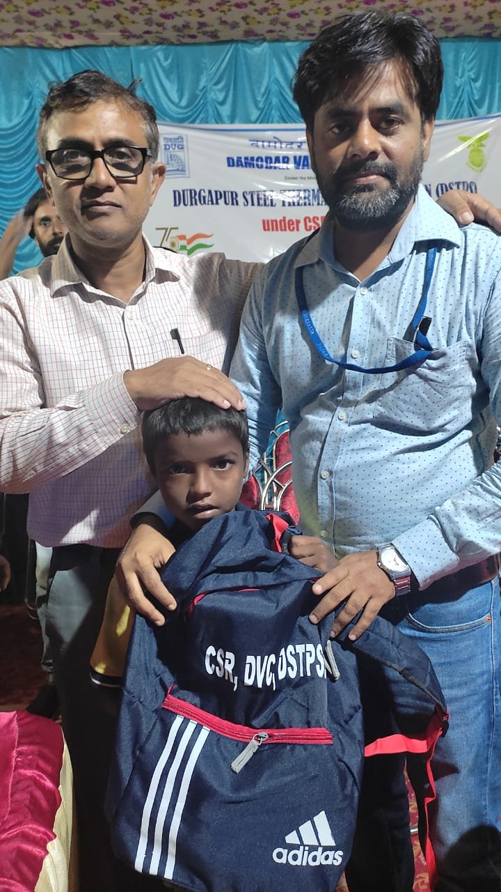 सीएसआर कार्यक्रम के तहत डीएसटीपीएस द्वारा कमजोर बच्चों को स्कूल बैग वितरित किये गये 