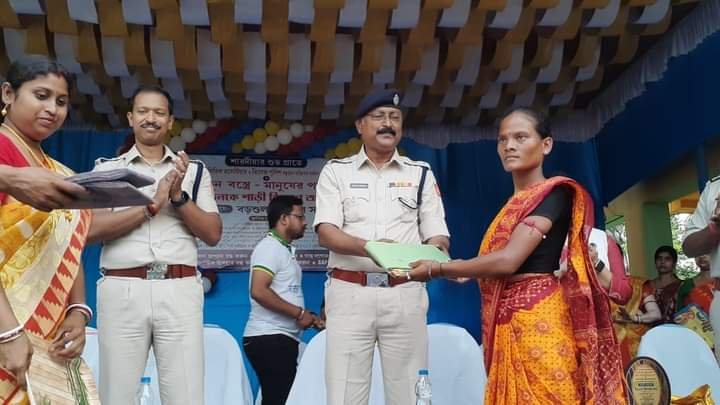 वस्त्र वितरण के साथ बीमा प्रमाण पत्र प्रदान किया गया