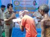 पश्चिम बंगाल में दुर्गापूजा की धूम पुलिस द्वारा वस्त्र वितरण