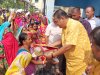 पांडेश्वर के विधायक द्वारा श्रद्धालुओं में वस्त्र एवं पूजा की सामग्री वितरण