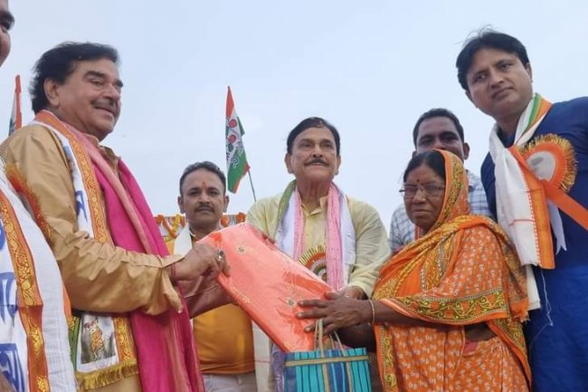 जमुड़िया विधायक की मानवता 5000 महिलाओं को वस्त्र वितरण