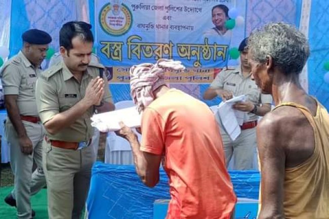 पश्चिम बंगाल में दुर्गापूजा की धूम पुलिस द्वारा वस्त्र वितरण