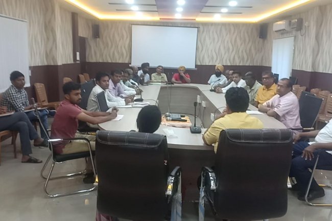विभिन्न प्रतिष्ठानों के सदस्यों के संग वीडियो कार्यालय में हुई एक बैठक