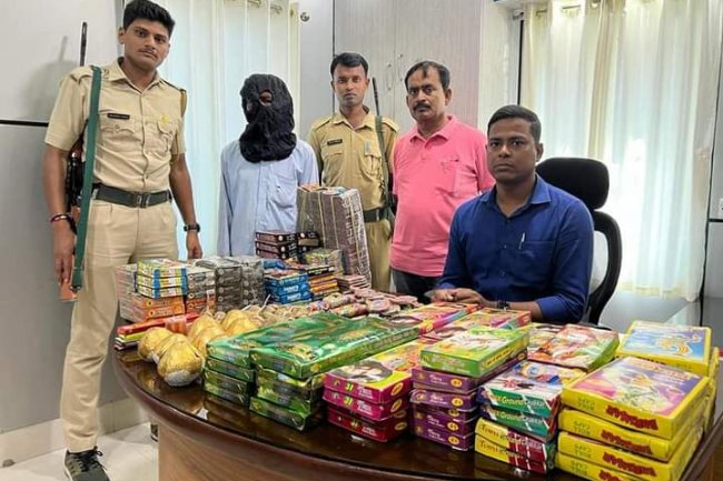 प्रतिबंधित पटाखों के विरोध में बीरभूम जिला पुलिस का अभियान
