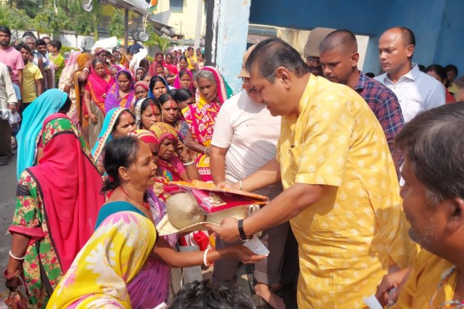 पांडेश्वर के विधायक द्वारा श्रद्धालुओं में वस्त्र एवं पूजा की सामग्री वितरण