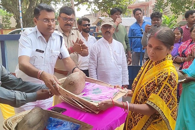 कल्यानेश्वरी फाड़ी पुलिस की और से छठ व्रतियों को दी गई छठपूजन की सामग्री 