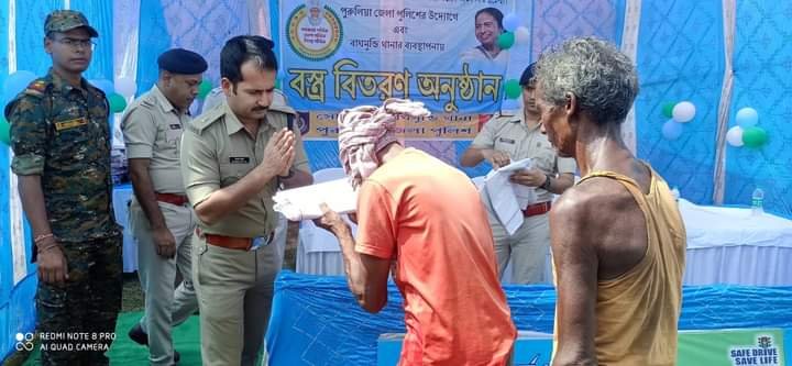 पश्चिम बंगाल में दुर्गापूजा की धूम पुलिस द्वारा वस्त्र वितरण