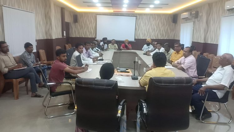 विभिन्न प्रतिष्ठानों के सदस्यों के संग वीडियो कार्यालय में हुई एक बैठक