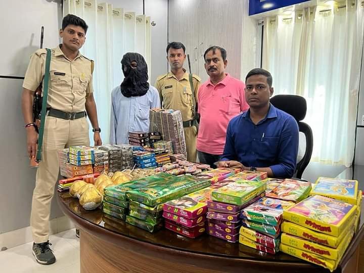 प्रतिबंधित पटाखों के विरोध में बीरभूम जिला पुलिस का अभियान