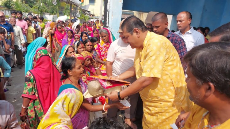 पांडेश्वर के विधायक द्वारा श्रद्धालुओं में वस्त्र एवं पूजा की सामग्री वितरण