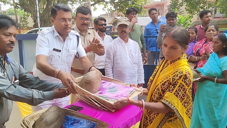 कल्यानेश्वरी फाड़ी पुलिस की और से छठ व्रतियों को दी गई छठपूजन की सामग्री 