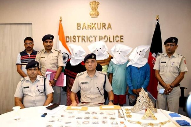 बांकुड़ा के सोनामुखी में एक ही रात  में तीन मंदिरों में हुई चोरी कांड में चार शातिर गिरफ्तार बांकुड़ा जिला पुलिस का दम अपराधी हुए बेदम