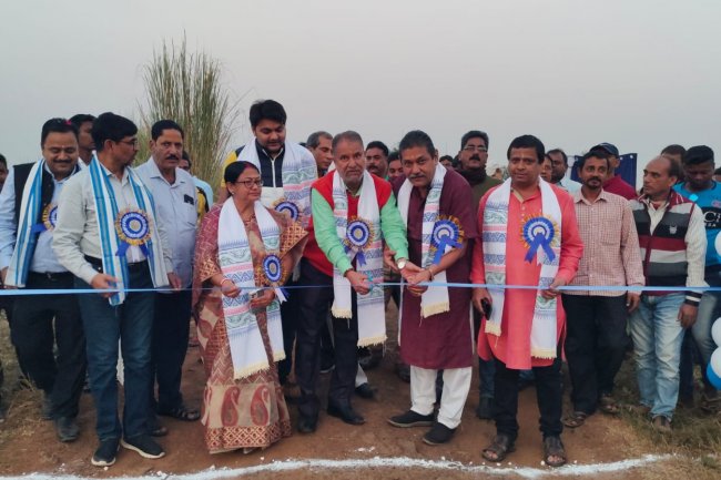 पांडेश्वर विधायक ने जर्जर सड़क के मरम्मत कार्य का शिलान्यास किया