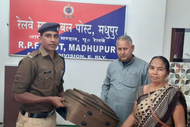 ऑपरेशन अमानत के तहत यात्री के सामान की बरामदगी और उसे सौंपा गया