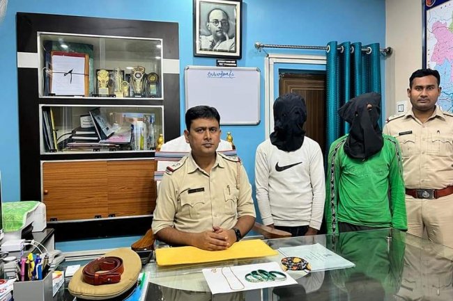 दुबराजपुर में चोरी के कुछ घंटे के अंदर बरामद हुए सोने के जेवरात दो गिरफ्तार