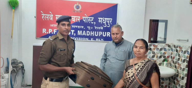 ऑपरेशन अमानत के तहत यात्री के सामान की बरामदगी और उसे सौंपा गया