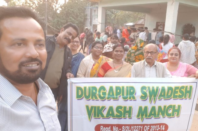 लोकप्रिय संस्था द्वारा जरूरतमंद लोगों में वस्त्र वितरण 