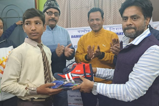 राज्य स्तरीय प्रतियोगिता के लिए चयनित उखङा आर्दश हिंदी हाई स्कूल के आठ कबड्डी खिलाडियों को डीएसटीपीएस डीवीसी ने जूते और ट्रेकसूट दिए