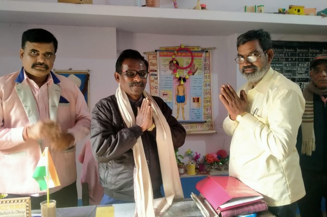संस्था द्वारा एक आदर्श शिक्षक को किया गया सम्मानित