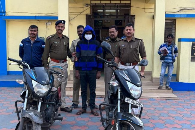 जमुड़िया थाना पुलिस  को मिली  फिर  सफलता बाइक चोर  को धर दबोचा