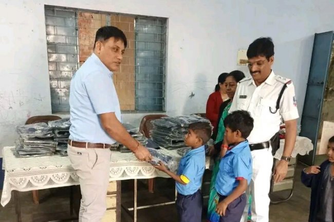 पुलिस द्वारा वस्त्र वितरण कार्यक्रम