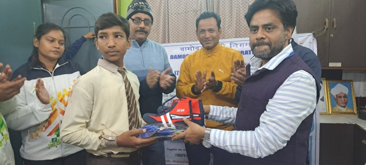राज्य स्तरीय प्रतियोगिता के लिए चयनित उखङा आर्दश हिंदी हाई स्कूल के आठ कबड्डी खिलाडियों को डीएसटीपीएस डीवीसी ने जूते और ट्रेकसूट दिए
