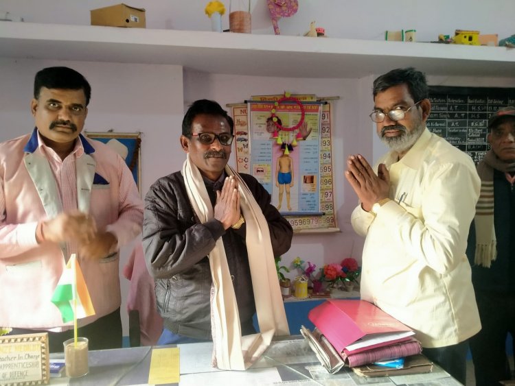 संस्था द्वारा एक आदर्श शिक्षक को किया गया सम्मानित