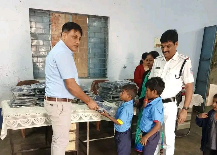 पुलिस द्वारा वस्त्र वितरण कार्यक्रम