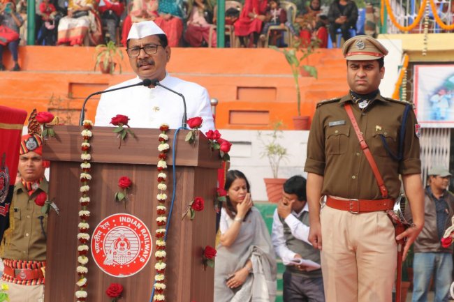 आसनसोल मंडल 74वां गणतंत्र दिवस मनाया मंडल रेल प्रबंधक आसनसोल ने संरक्षा समय की पाबंदी और बेहतर रखरखाव पर दिया जोर