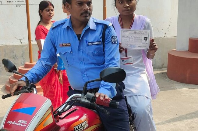 सिविक पुलिस ने की परीक्षा देने जा रही छात्रा की मदद