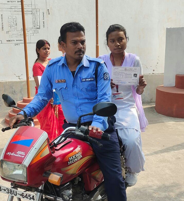 सिविक पुलिस ने की परीक्षा देने जा रही छात्रा की मदद