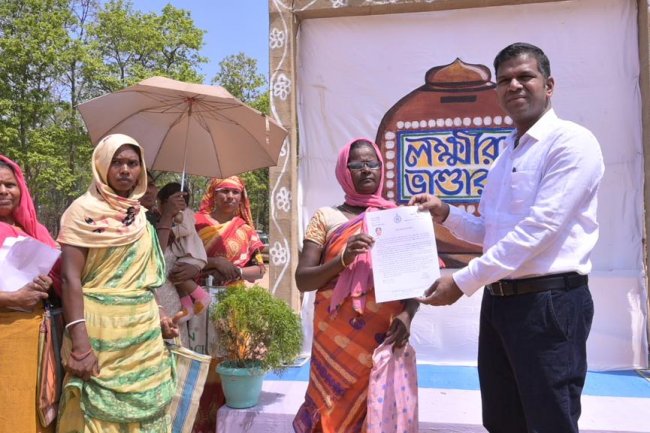 द्वारे सरकार में पहुंचे डीएम एसडीएम सहित जिले के और कई अधिकारीगण