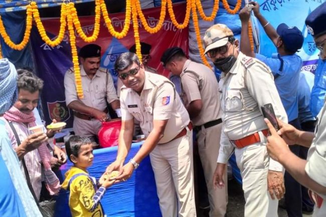 बांकुड़ा जिला पुलिस द्वारा जगह जगह पियाऊ शिविर चलाया जा रहा है 